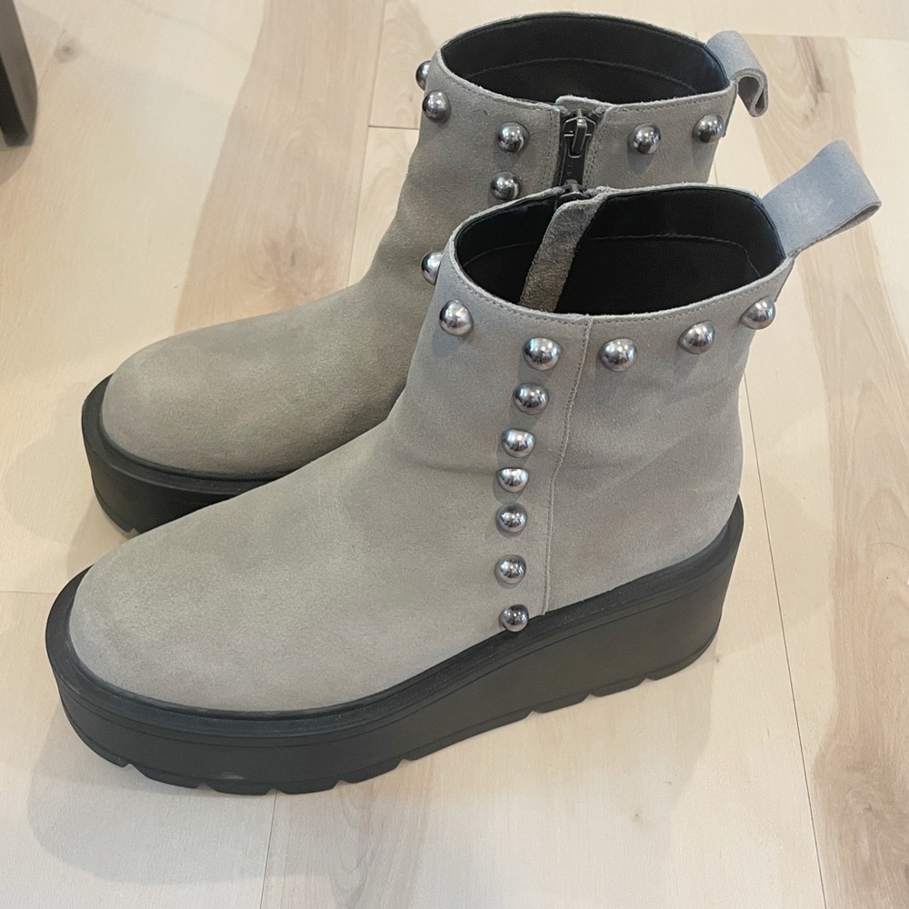 J/SLIDES VICEROY gray taupe suede platform studded Boots